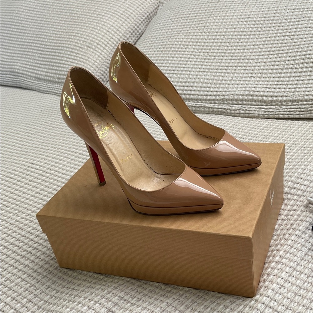 Christian Louboutin Nude Patent Leather Pumps. Pigalle Plato 120